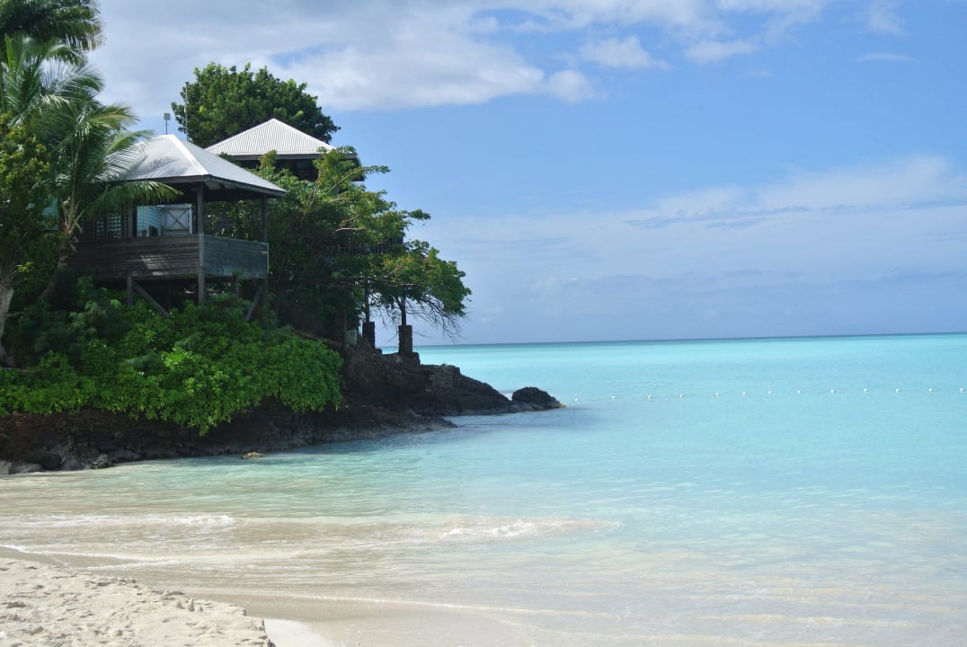 Wunderschöner Sandstrand und Hotel  Cocos Hotel Antigua