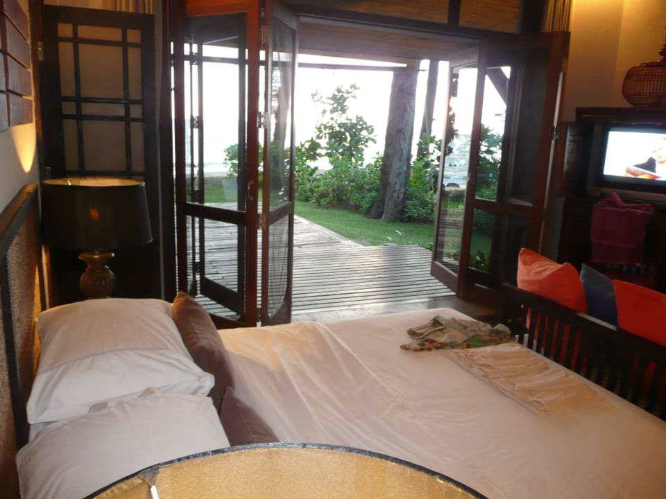 Schlafzimmer mi Blick zum Garten und Meer Moracea by Khao Lak Resort
