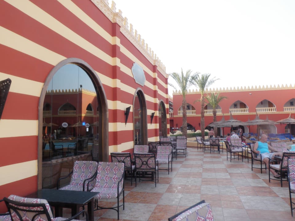 Bary przy głównym basenie Pickalbatros Alf Leila Wa Leila Resort - Neverland Hurghada