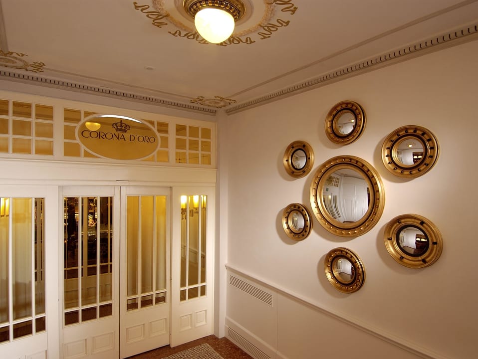 Particolare dell'ingresso Hotel Corona d' Oro