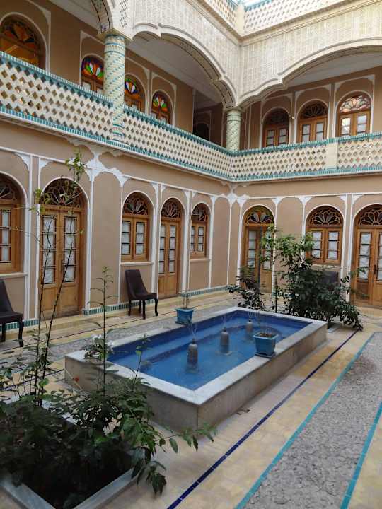 Wewnętrzny dziedziniec na który wychodzą okna Fazeli Hotel