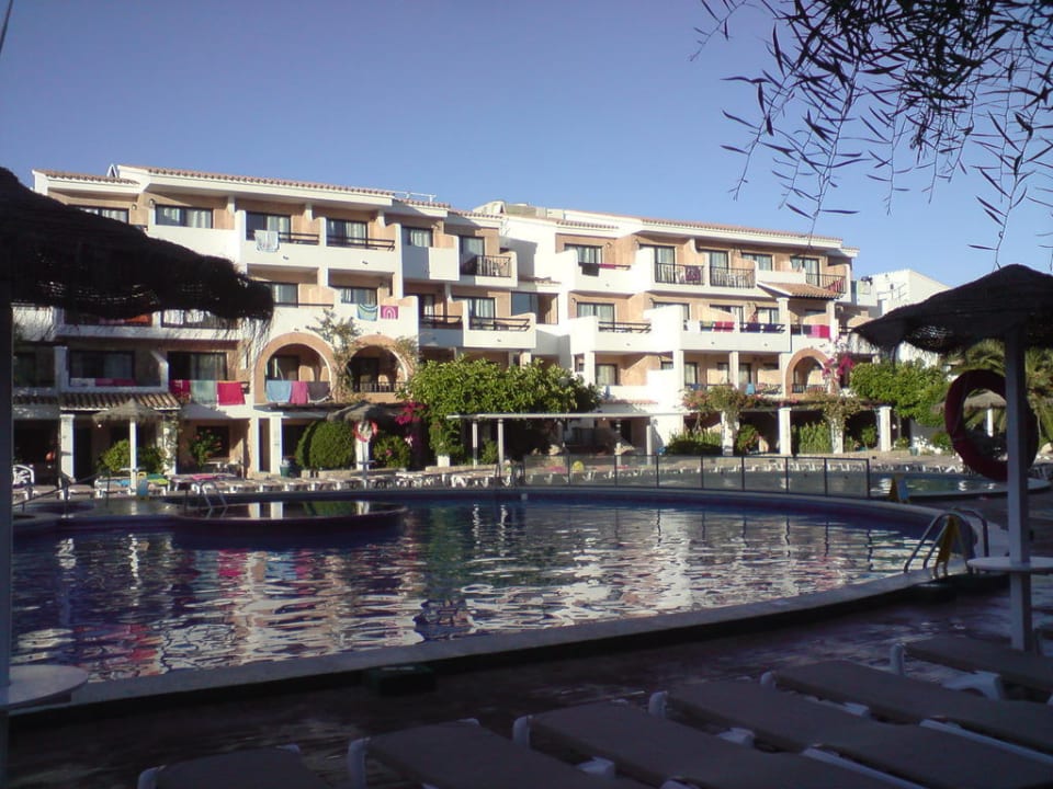 Hotelanlage mit Pool am Morgen FERGUS Style Bahamas