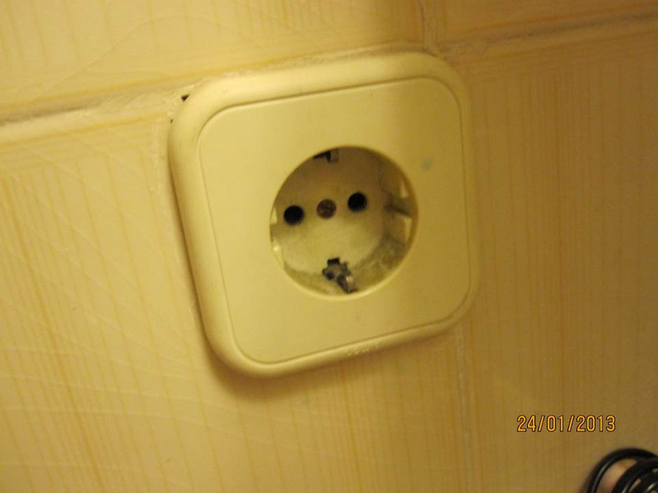 Verdreckte Steckdose im Bad Bei Juan Playa Blanca