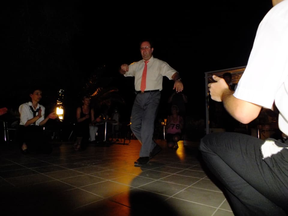 Beim kretischen Abend tanzt der Chef persönlich Tylissos Beach Hotel