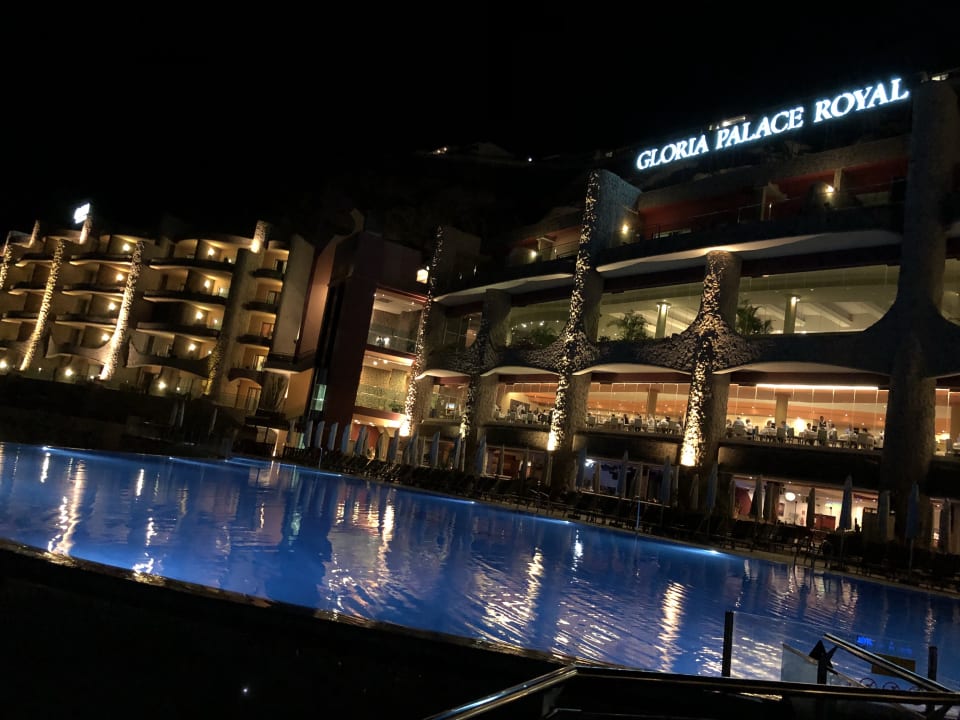 Hauptgebäude und Pool Gloria Palace Royal Hotel & Spa