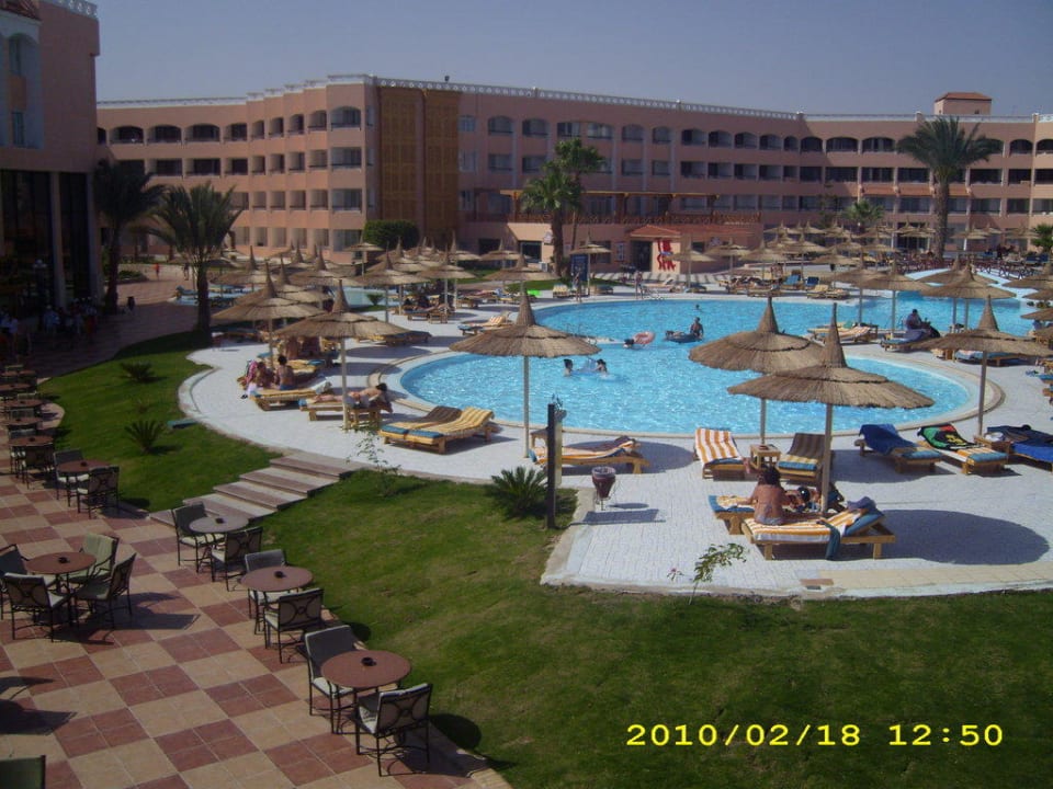 Hotelanlage Außen mit Pool Beach Albatros Resort