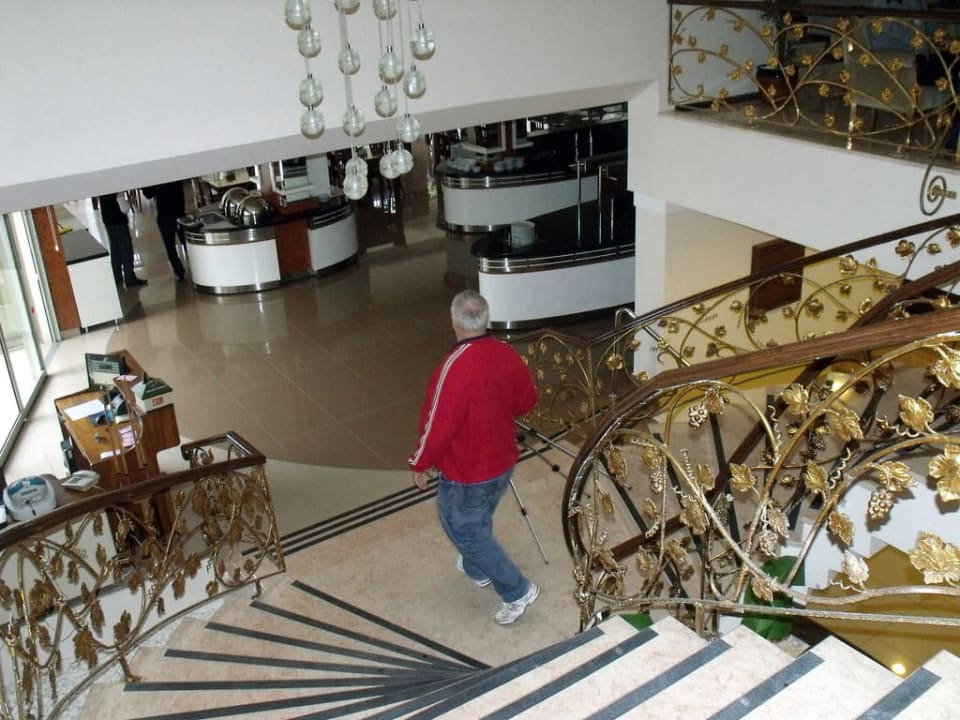 Treppe von der Lobby zum Restaurant Hotel Grand Okan