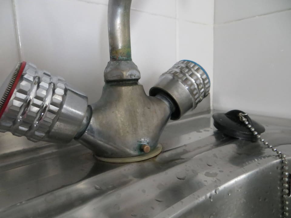 Wasserhahn total verdreckt in der Mini Küche Aparthotel Playa Dorada