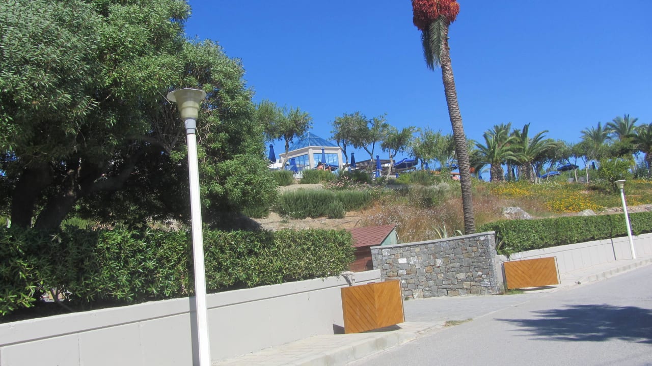 Blick von der Küstenstraße zum Hotel Rodos Princess Beach Hotel & Spa