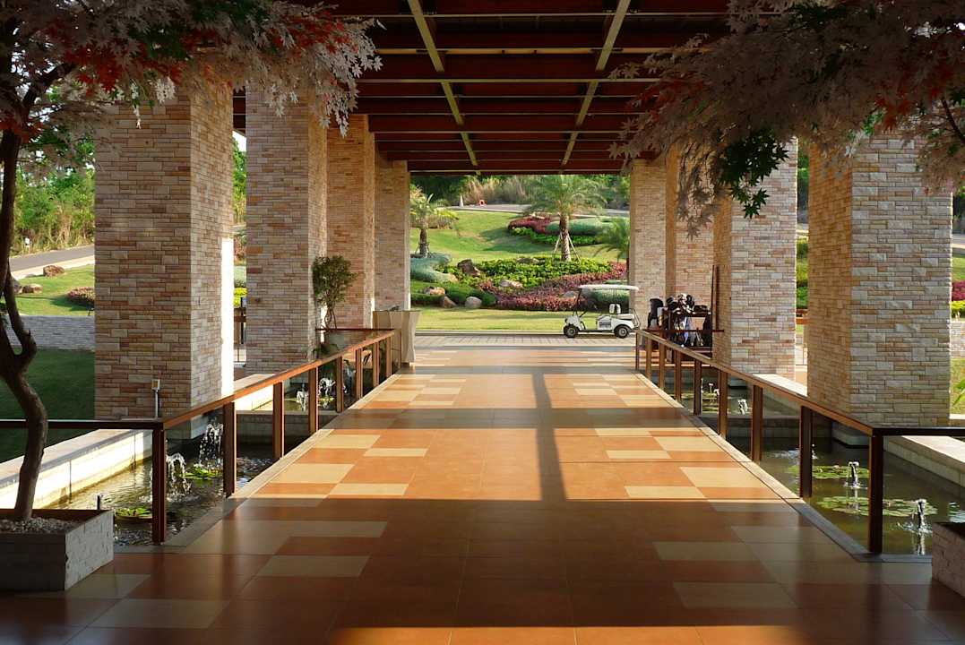 Eingang zum Clubhaus Mountain Creek Golf Resort & Residences