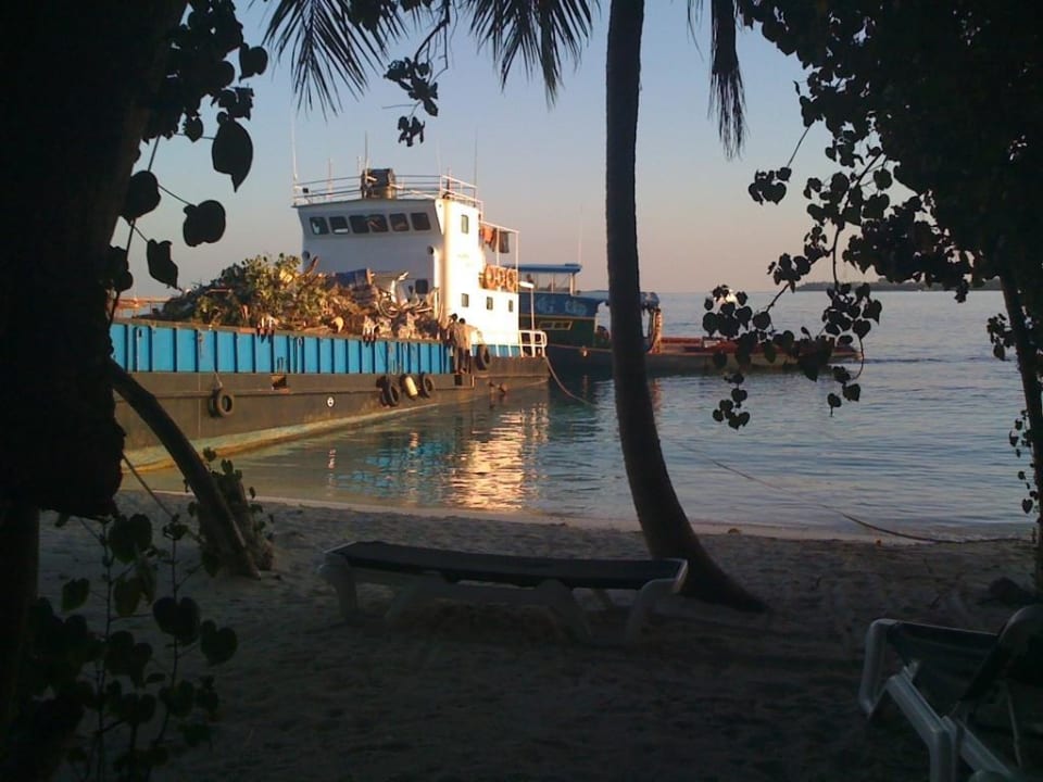 Müllschiff tagelang am Strand Vilamendhoo Island Resort & Spa
