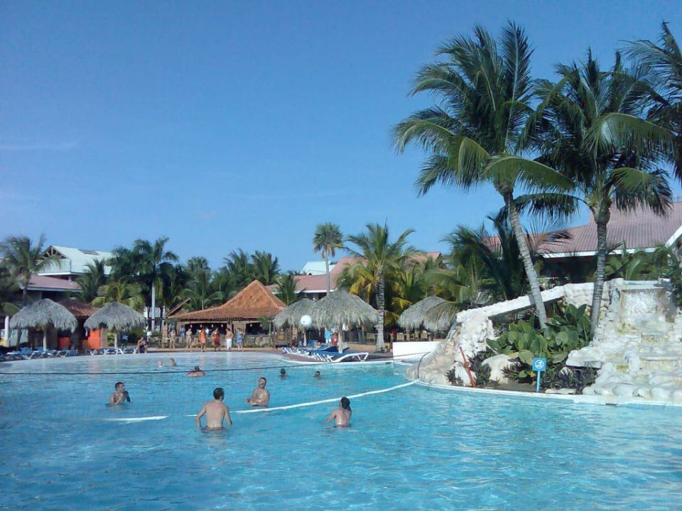 Pool mit Animation neben der Pizzeria Villas Bavaro Resort & Spa