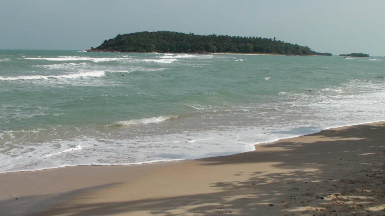 Blick von Hotelstrand auf eine kleine Insel Nora Beach Resort & Spa