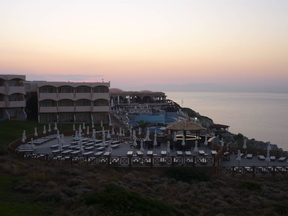 Restaurant und Pool am Meer Hotel Kalithea Horizon Royal