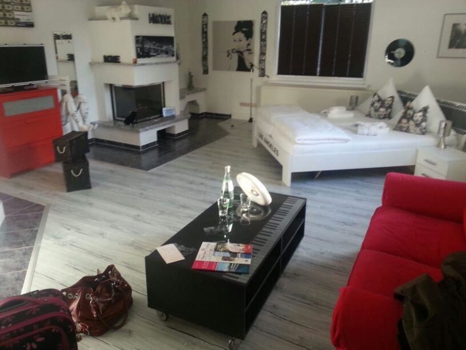  Wohnbereich Suite Hollywood Hotel Oma's Küche & Quartier