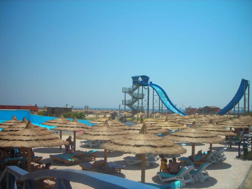 Widok na jedną ze zjeżdzalni Titanic Beach Spa & Aqua Park