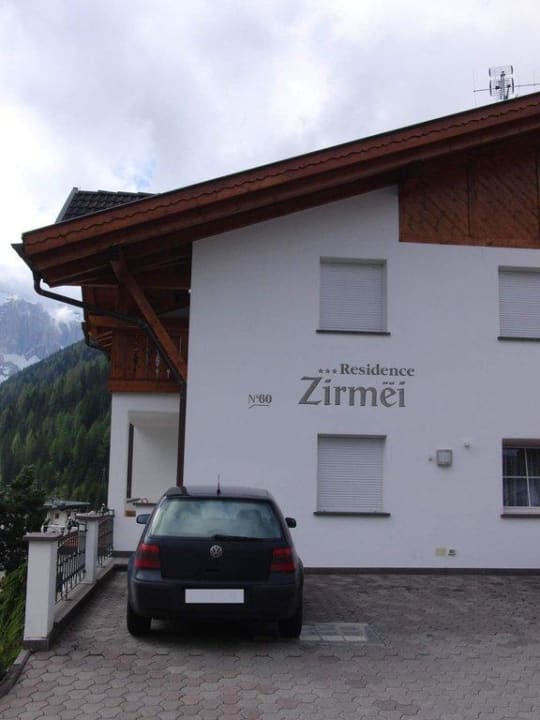 Parkplatz am Haus Residence Zirmei