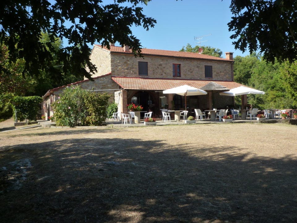 Blick auf die Terrasse und das Haus Hotel Campo Di Carlo