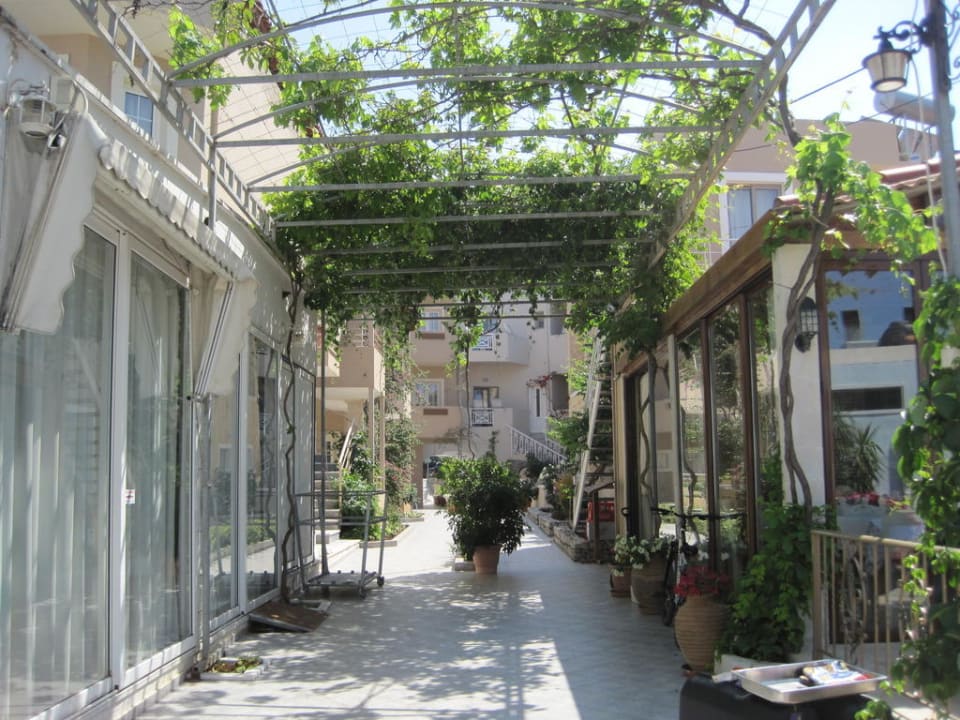 Innenhof zum Nebengebäude Corissia Beach Hotel