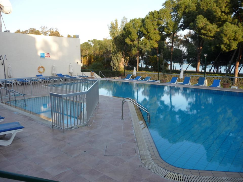 Hotelpool 1,60 m mit Kinderpool 0,50 m tief Park Beach Hotel