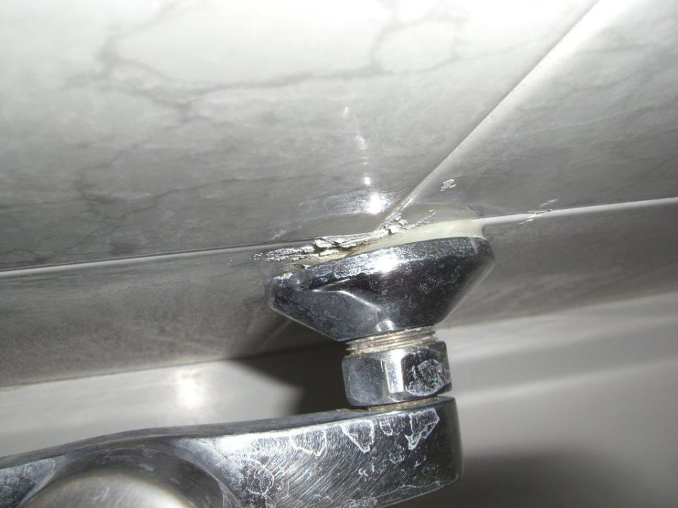 Badarmatur hängt vor lauter Kalk von der Wand Vantaris Palace