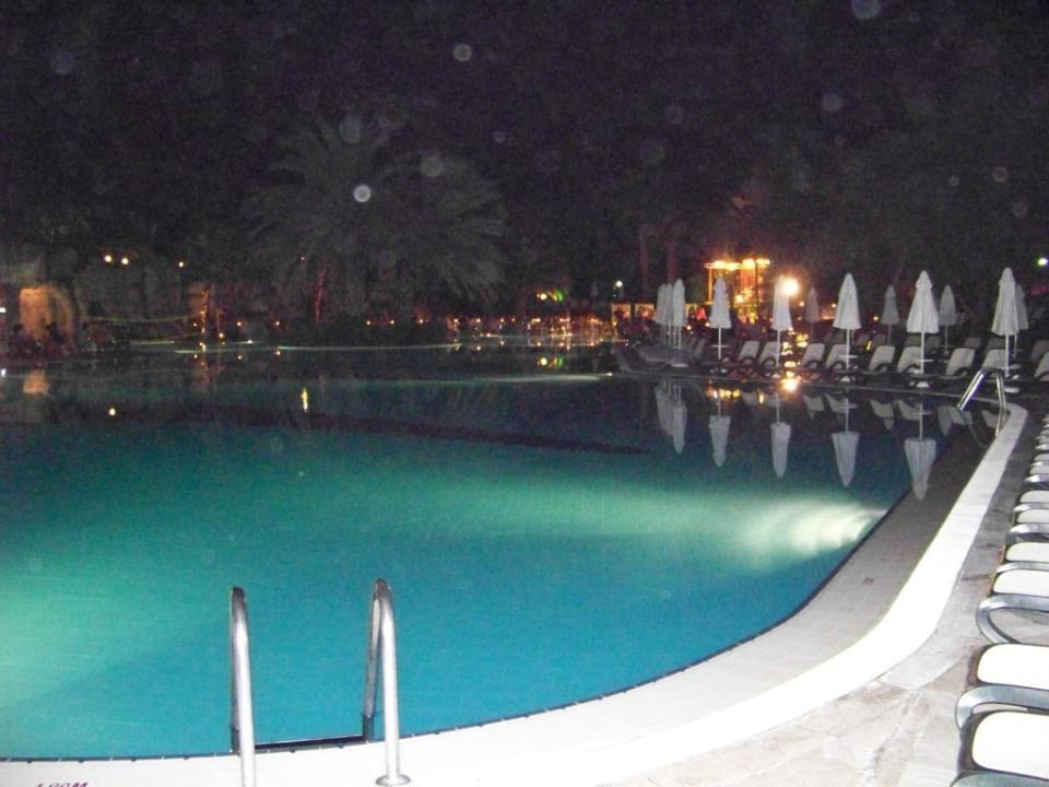 Pool am Abend Monachus Family Resort Sorgun