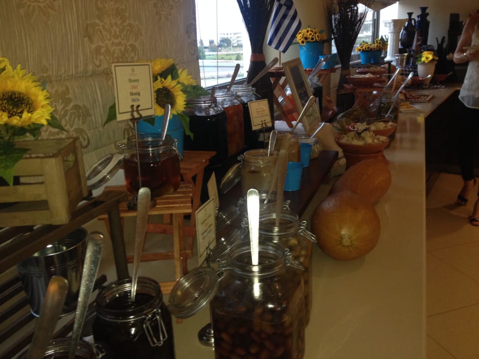 Große Auswahl zum Frühstück La Marquise Luxury Resort Complex