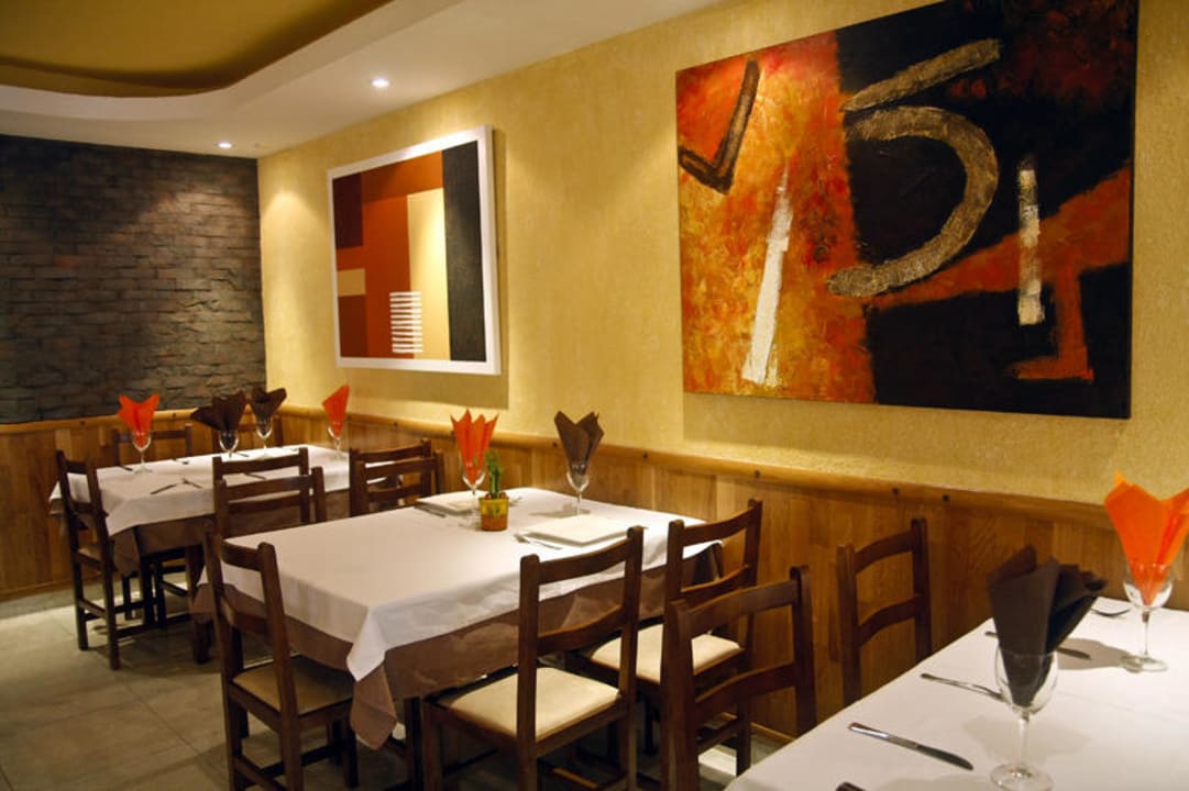 Garden Restaurant Casa Luis Apartments