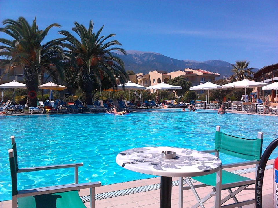 Gemütlich am Pool sitzen alltoura Club Hotel Poseidon Palace