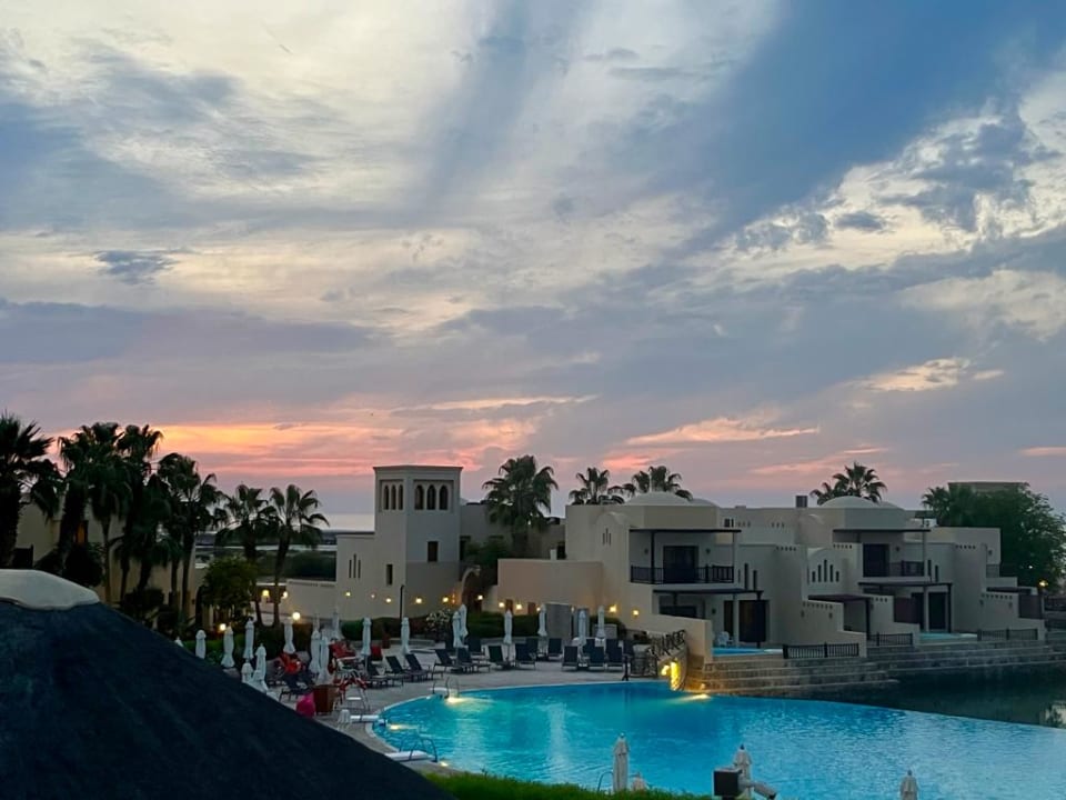 Pool The Cove Rotana Resort