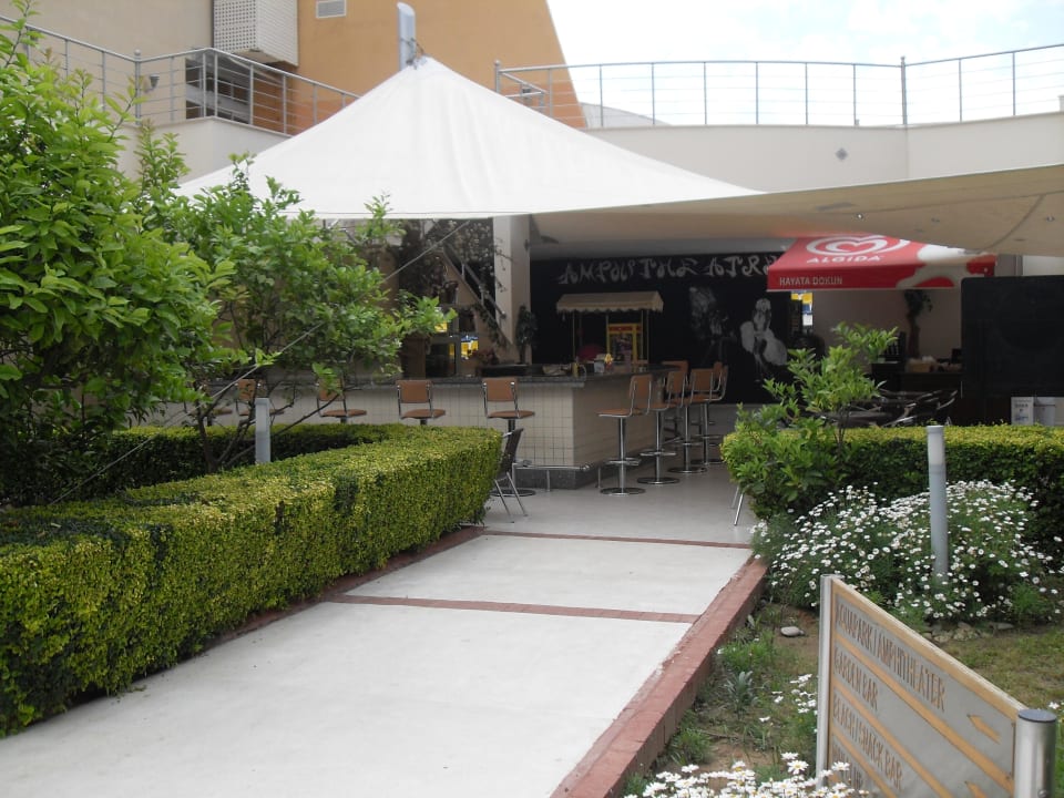 Weg zur Garden Bar Alaiye Resort & Spa