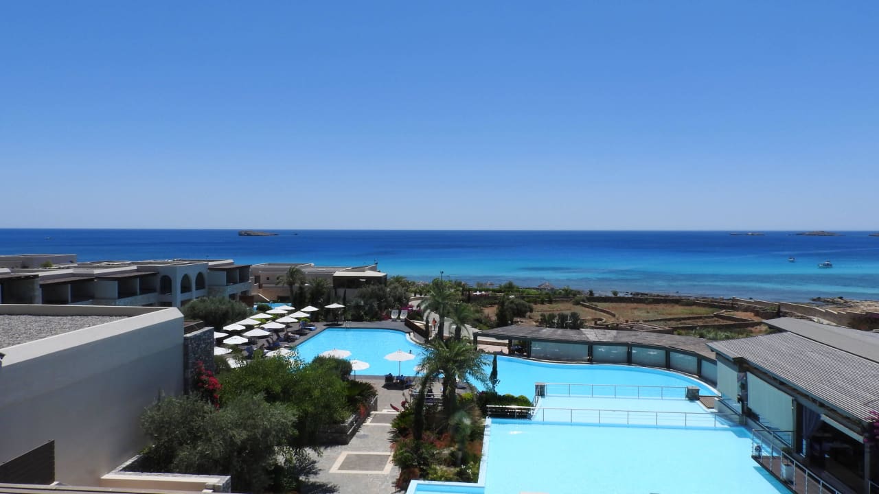 Blick von der Rezeption auf die Poolanlage Aquagrand Artistic Luxury Beach Resort - Adults only