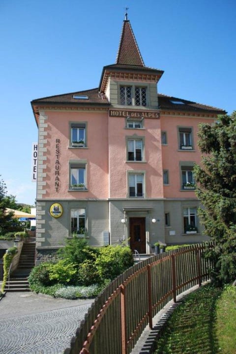 Frontansicht Hotel des Alpes