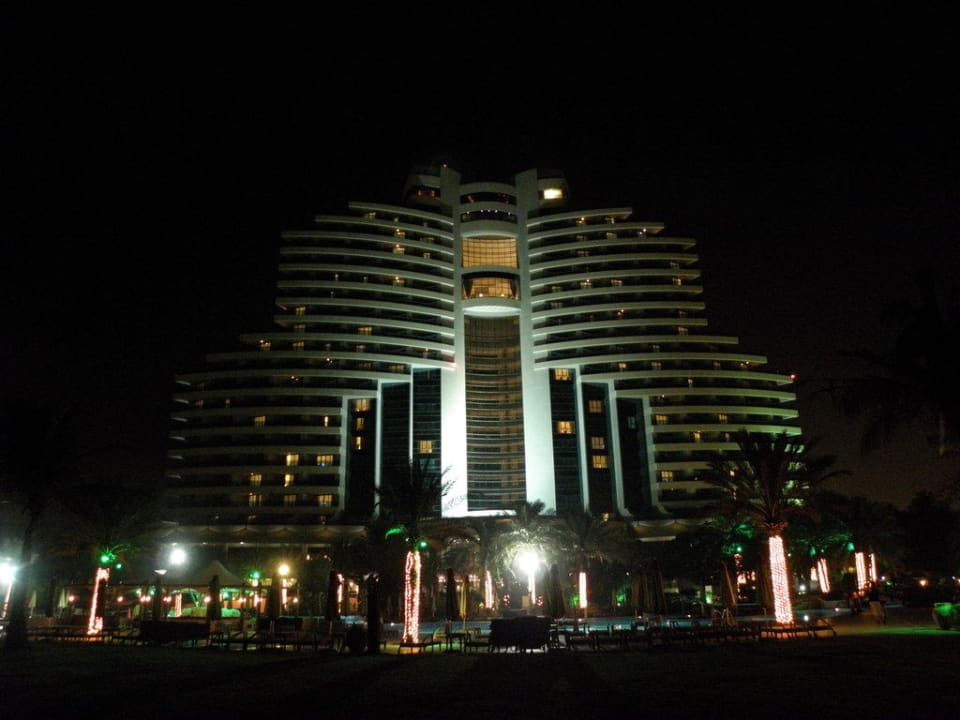 In der Nacht Hotel Le Meridien Al Aqah Beach Resort