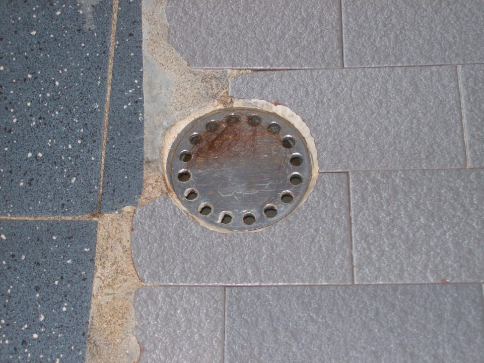 Dusche voller Haare vom Vorgänger Hotel Caravelle & MiniCaravelle