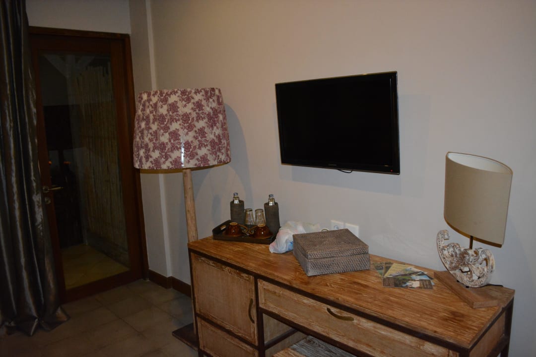 Blick vom Bett auf den Fernseher Mathis Retreat