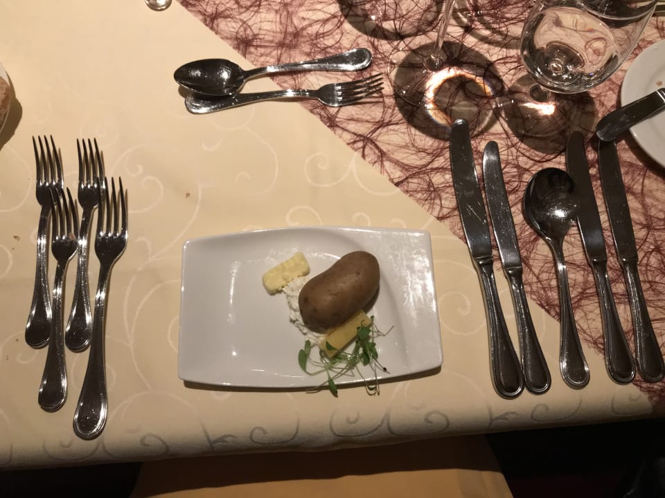 Soviele Gedecke für Gschwellti mit Käse? Nein, das war die b Hotel Klausnerhof