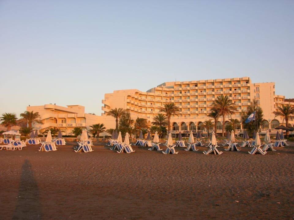 Das Hotel vom Strand aus beim Sonnenaufgang Rodos Palladium Leisure & Wellness
