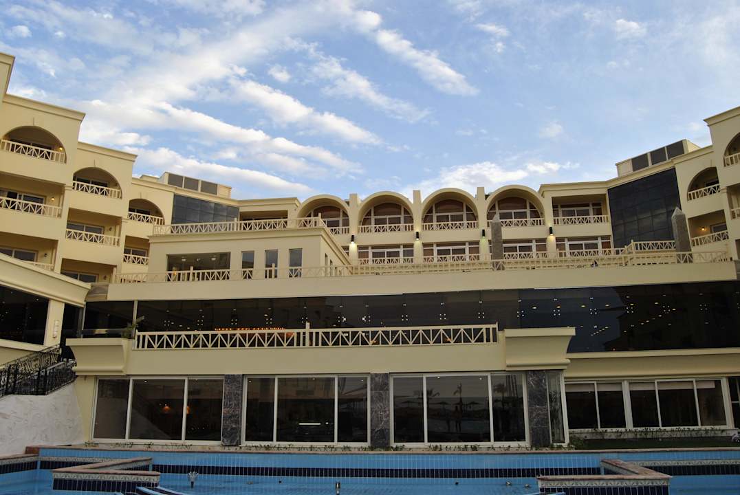 Какое небо голубое (далее по тексту) AMC Royal Hotel & SPA