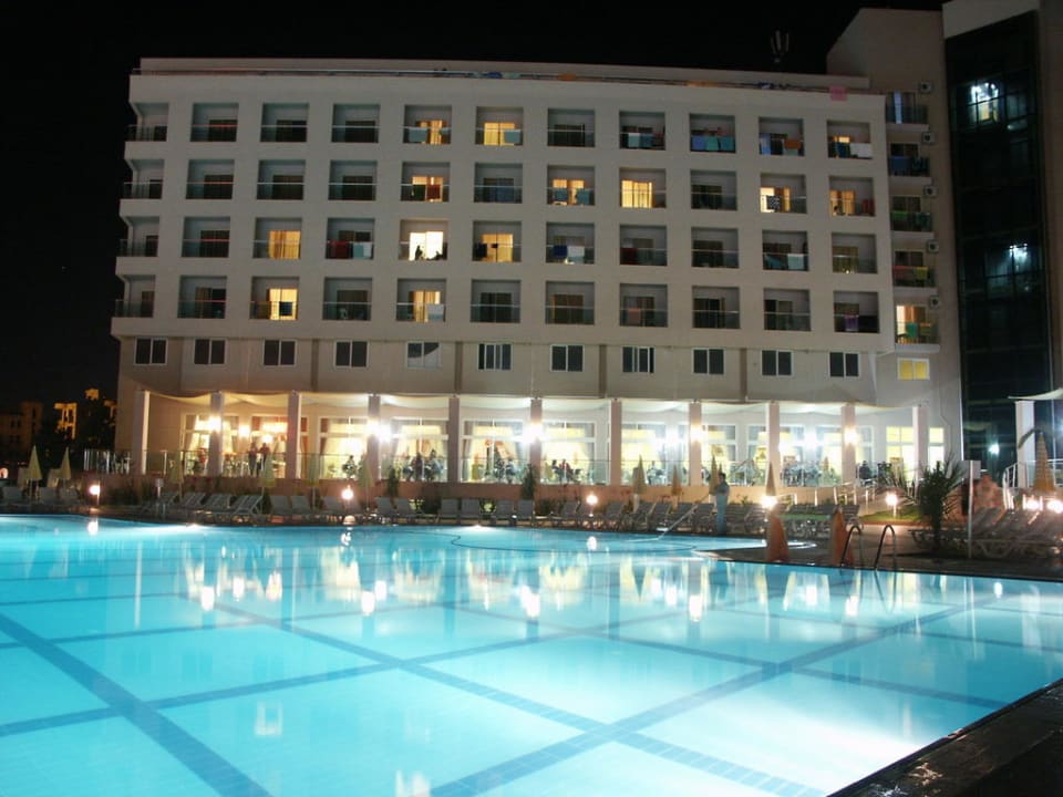 Hotel nocą przy basenie Miarosa Konaklı Garden