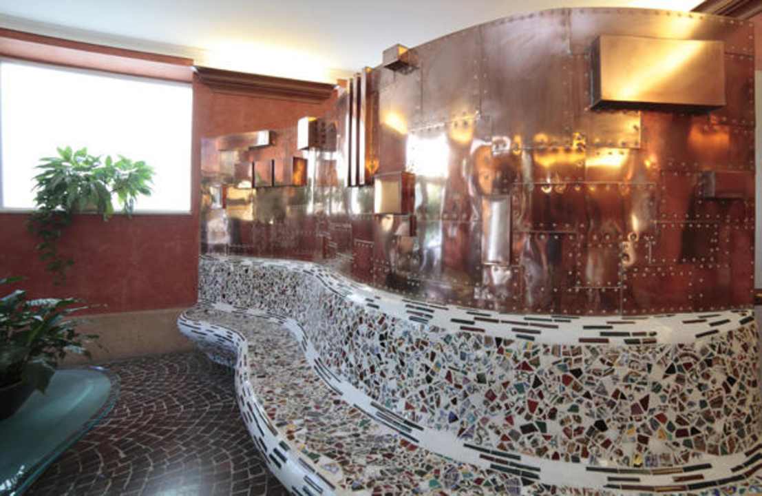 Particolare panchina ingresso Hotel Savoia