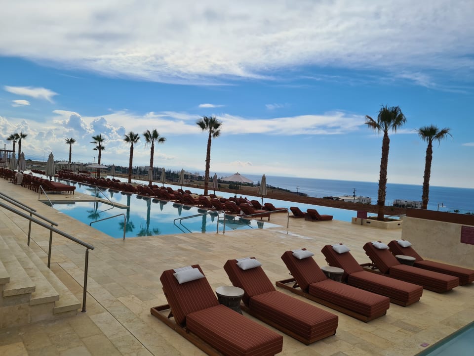 Pool The Royal Senses Resort, Curio Collection by Hilton