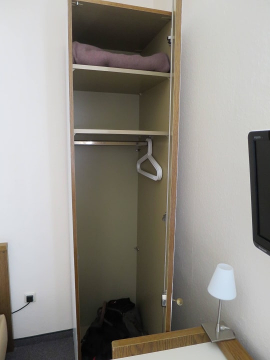 " Kleiderschrank" Hotel Sandstern