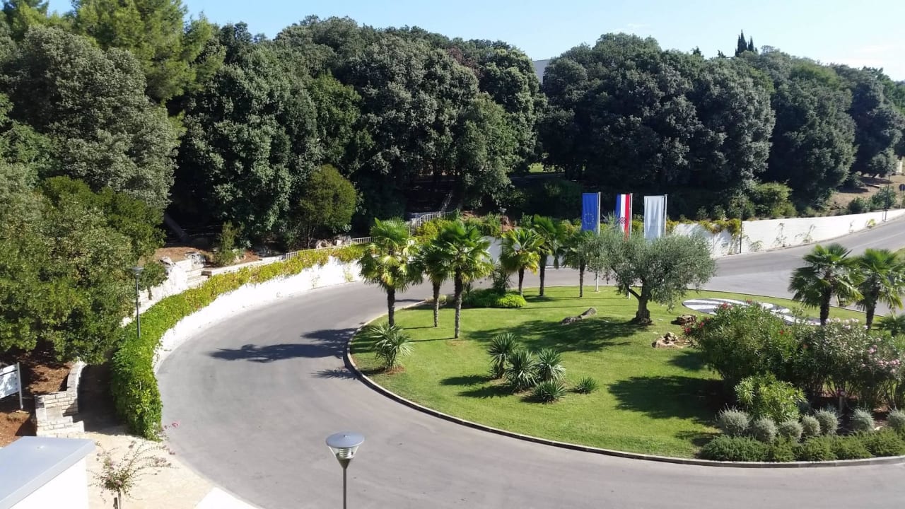 Blick vom Balkon auf die Zufahrt Valamar Parentino Hotel