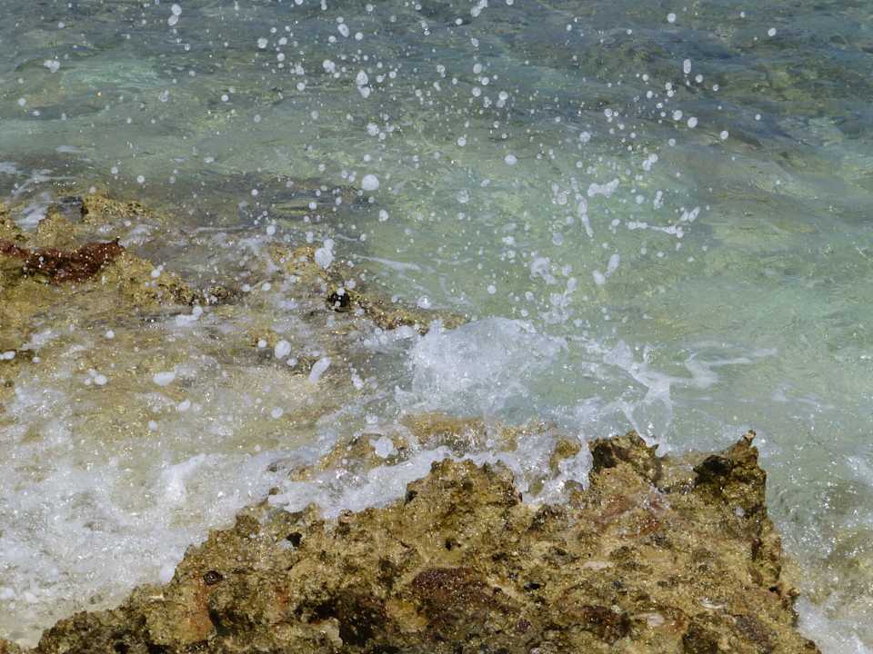 Scharfe Steine am linken Strandabschnitt Hotel Playa Pesquero