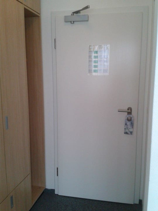 Zimmer - Eingang u. geräumiger Schrank Hotel Körner Hof