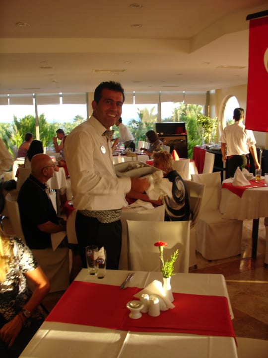 Hussein ruhig aber sehr aufmerksam Royal Atlantis Beach Hotel