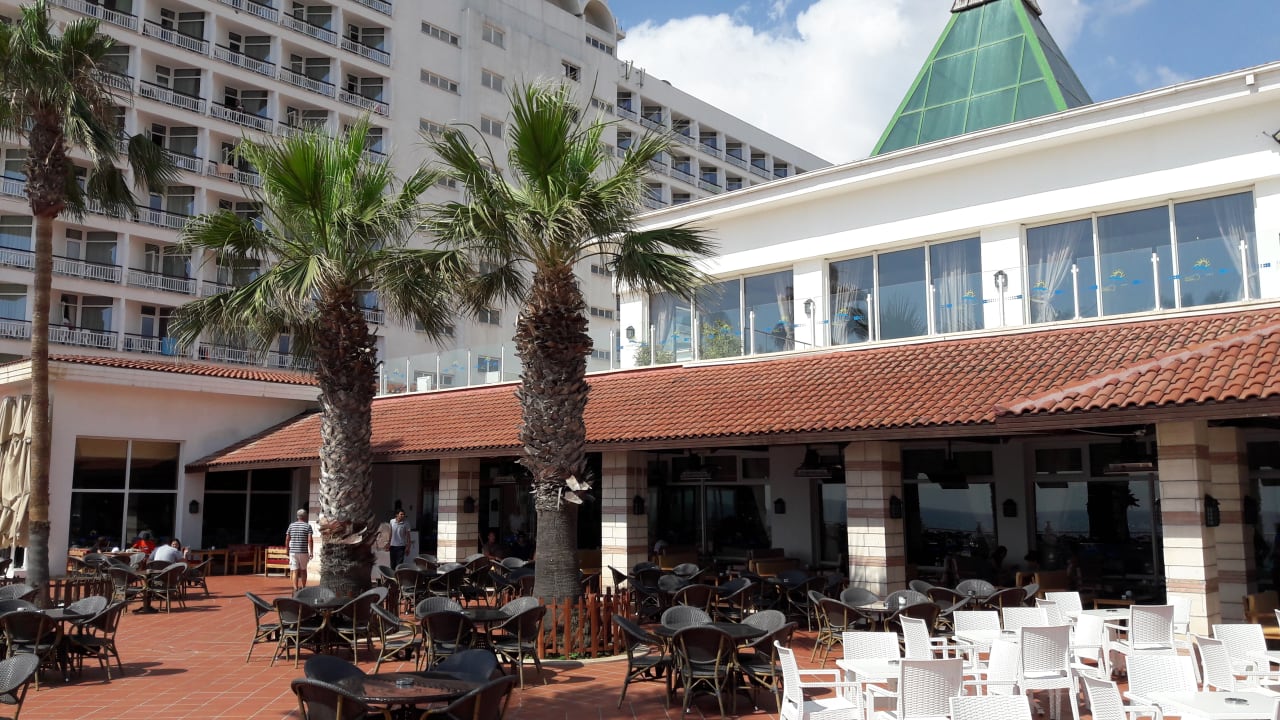 Terrassenansicht mit Aussenbarbereich Salamis Bay Conti Resort Hotel & Casino