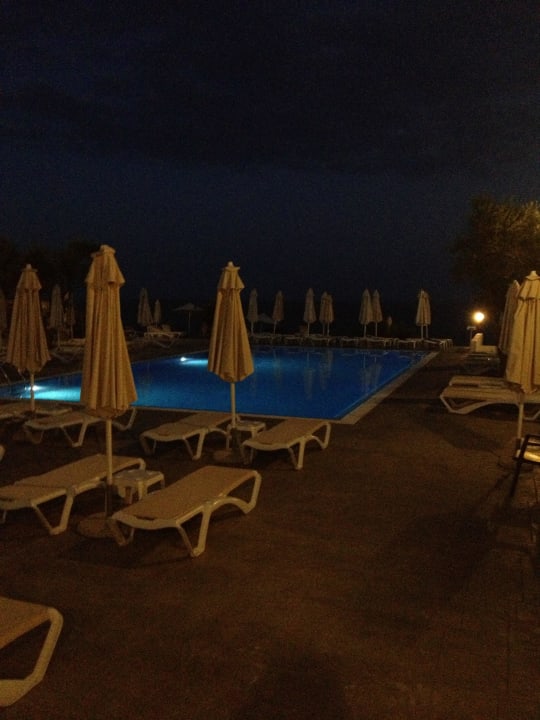 "Erwachsenen-Pool" bei Nacht blau punta reina