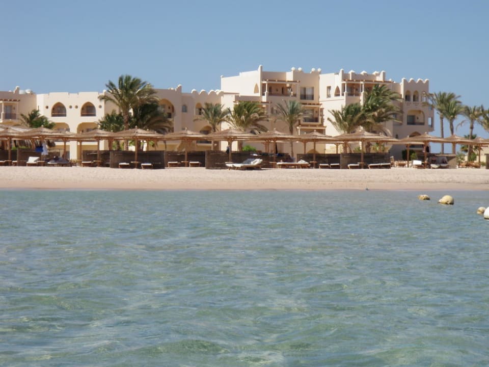 Blick vom Meer auf den Strand Hotel Kempinski Soma Bay